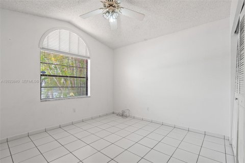 House in Miami, Florida 3 bedrooms, 115.66 sq.m. № 2087073 - photo 30
