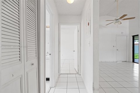 House in Miami, Florida 3 bedrooms, 115.66 sq.m. № 2087073 - photo 29