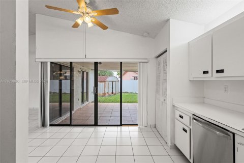 House in Miami, Florida 3 bedrooms, 115.66 sq.m. № 2087073 - photo 21
