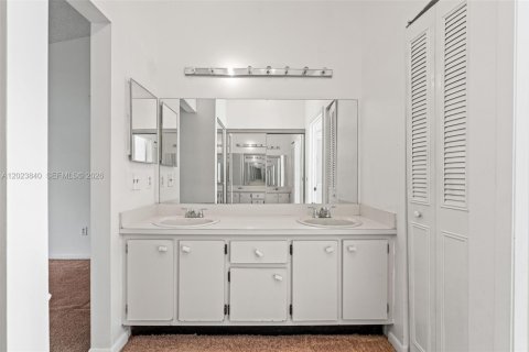 House in Miami, Florida 3 bedrooms, 115.66 sq.m. № 2087073 - photo 25