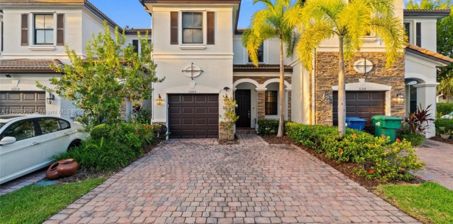 Townhouse in Doral, Florida 3 bedrooms, 149.11 sq.m. № 1951283