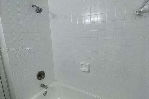 Снять в аренду кондоминиум в Майами, Флорида 2 спальни, 70.61м2, № 1951214 - фото 12