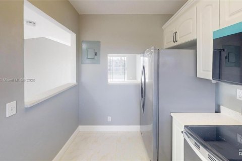 Condo in Sunrise, Florida, 2 bedrooms  № 1737557 - photo 4