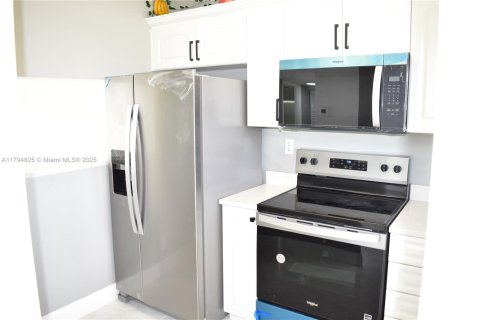 Condo in Sunrise, Florida, 2 bedrooms  № 1737557 - photo 11