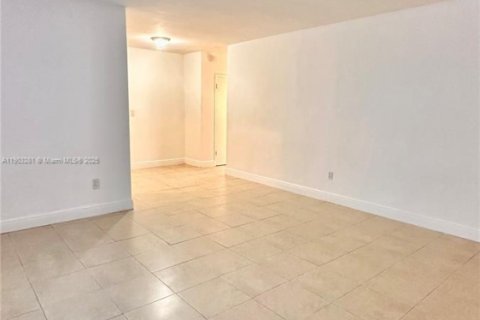 Villa ou maison à louer à Miami Beach, Floride: 1 chambre, 548.03 m2 № 1954729 - photo 3