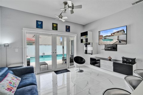 House in Miami Lakes, Florida 3 bedrooms, 139.45 sq.m. № 2406048 - photo 13