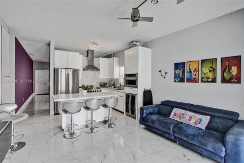 House in Miami Lakes, Florida 3 bedrooms, 139.45 sq.m. № 2406048 - photo 10