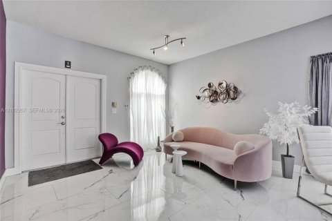 House in Miami Lakes, Florida 3 bedrooms, 139.45 sq.m. № 2406048 - photo 2
