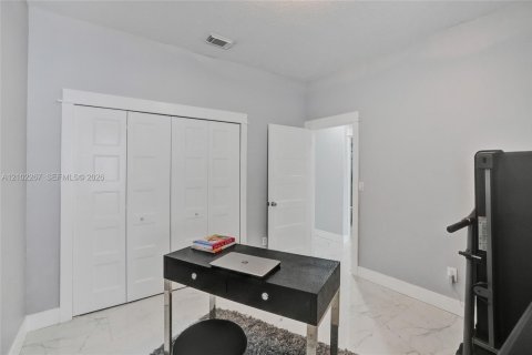 House in Miami Lakes, Florida 3 bedrooms, 139.45 sq.m. № 2406048 - photo 27
