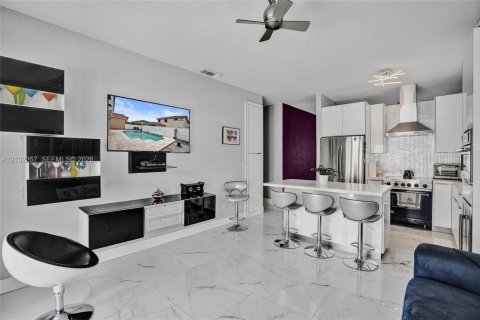 House in Miami Lakes, Florida 3 bedrooms, 139.45 sq.m. № 2406048 - photo 11