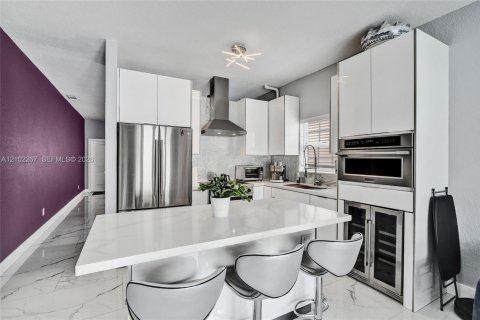 House in Miami Lakes, Florida 3 bedrooms, 139.45 sq.m. № 2406048 - photo 9