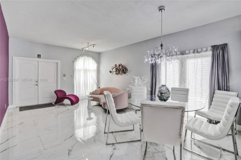 House in Miami Lakes, Florida 3 bedrooms, 139.45 sq.m. № 2406048 - photo 3
