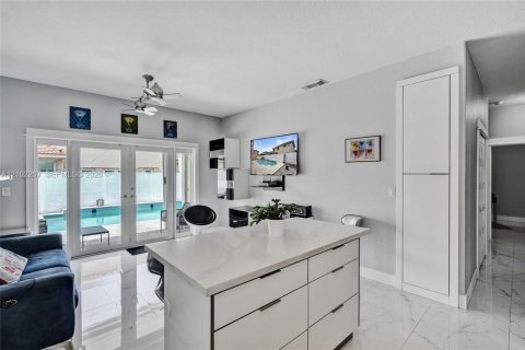 House in Miami Lakes, Florida 3 bedrooms, 139.45 sq.m. № 2406048 - photo 12