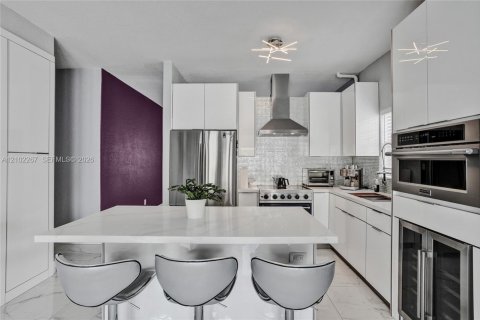 House in Miami Lakes, Florida 3 bedrooms, 139.45 sq.m. № 2406048 - photo 8