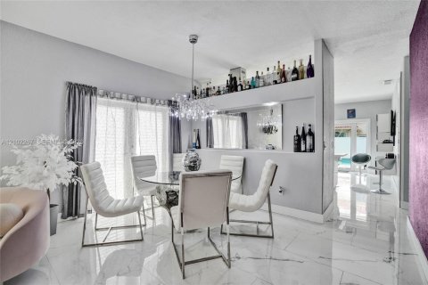 House in Miami Lakes, Florida 3 bedrooms, 139.45 sq.m. № 2406048 - photo 7