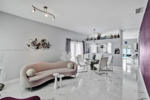 House in Miami Lakes, Florida 3 bedrooms, 139.45 sq.m. № 2406048 - photo 4