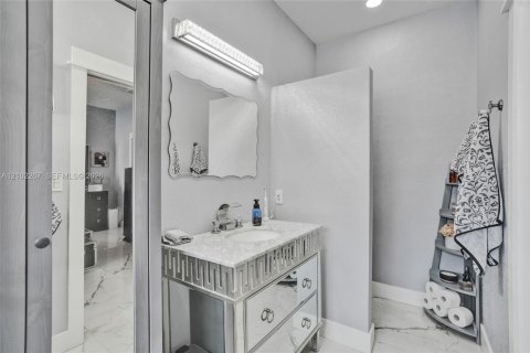 House in Miami Lakes, Florida 3 bedrooms, 139.45 sq.m. № 2406048 - photo 25