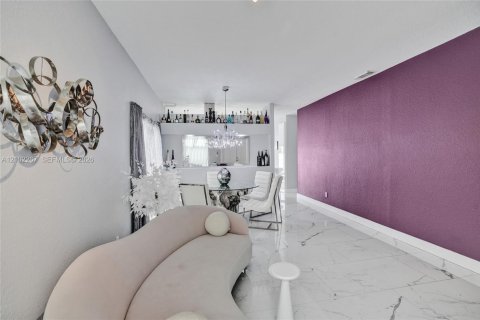 House in Miami Lakes, Florida 3 bedrooms, 139.45 sq.m. № 2406048 - photo 5