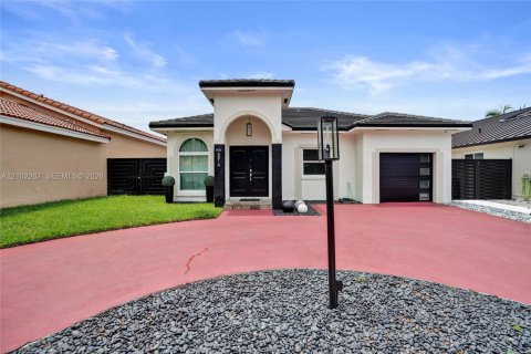 House in Miami Lakes, Florida 3 bedrooms, 139.45 sq.m. № 2406048