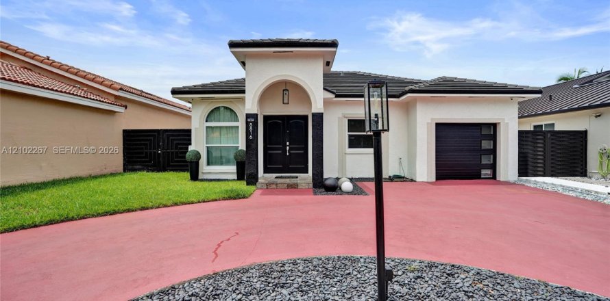 House in Miami Lakes, Florida 3 bedrooms, 139.45 sq.m. № 2406048