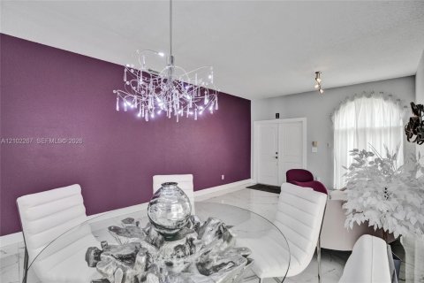 House in Miami Lakes, Florida 3 bedrooms, 139.45 sq.m. № 2406048 - photo 6