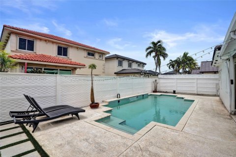 House in Miami Lakes, Florida 3 bedrooms, 139.45 sq.m. № 2406048 - photo 16