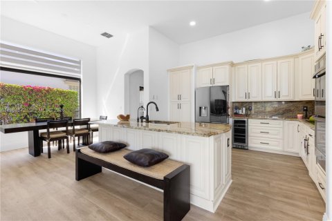 House in Pembroke Pines, Florida 4 bedrooms, 252.51 sq.m. № 2045831 - photo 20