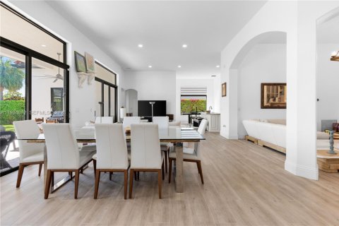 House in Pembroke Pines, Florida 4 bedrooms, 252.51 sq.m. № 2045831 - photo 11