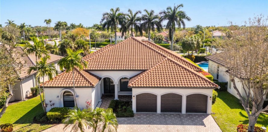 House in Pembroke Pines, Florida 4 bedrooms, 252.51 sq.m. № 2045831