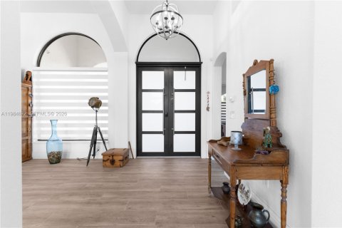 House in Pembroke Pines, Florida 4 bedrooms, 252.51 sq.m. № 2045831 - photo 4