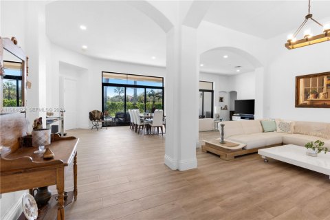 House in Pembroke Pines, Florida 4 bedrooms, 252.51 sq.m. № 2045831 - photo 6