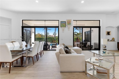 House in Pembroke Pines, Florida 4 bedrooms, 252.51 sq.m. № 2045831 - photo 17