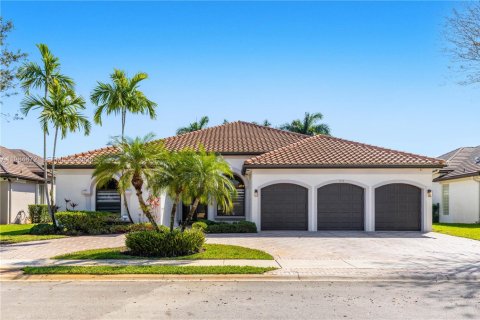 House in Pembroke Pines, Florida 4 bedrooms, 252.51 sq.m. № 2045831 - photo 2