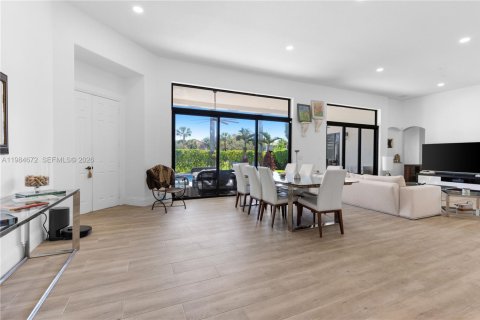 House in Pembroke Pines, Florida 4 bedrooms, 252.51 sq.m. № 2045831 - photo 9