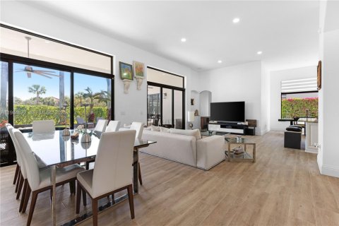 House in Pembroke Pines, Florida 4 bedrooms, 252.51 sq.m. № 2045831 - photo 12