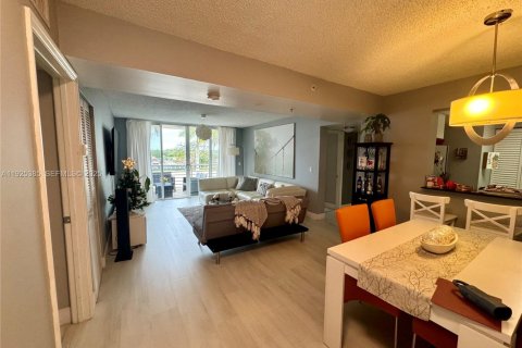 Condominio en venta en Hollywood, Florida, 2 dormitorios, 89.19 m2 № 1983900 - foto 3