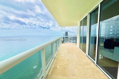 Condo à Hallandale Beach, Floride, 3 chambres  № 2077276