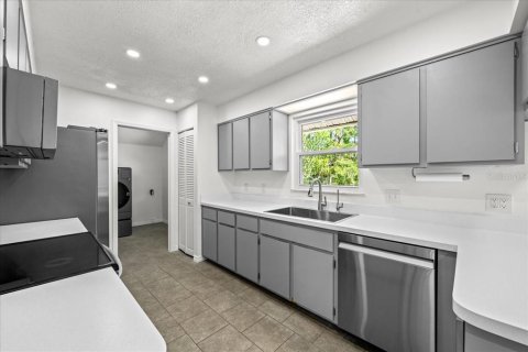 House in Holiday, Florida 4 bedrooms, 195.09 sq.m. № 2429421 - photo 12