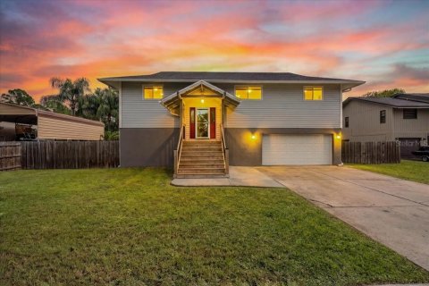 House in Holiday, Florida 4 bedrooms, 195.09 sq.m. № 2429421