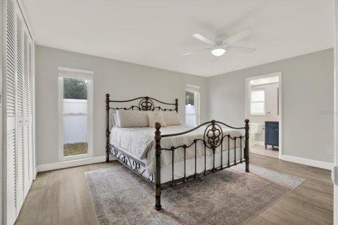 House in Seminole, Florida 4 bedrooms, 196.95 sq.m. № 2396225 - photo 28