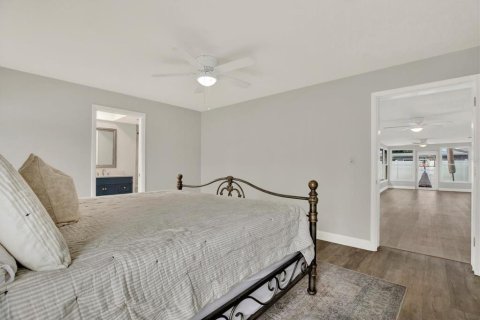 House in Seminole, Florida 4 bedrooms, 196.95 sq.m. № 2396225 - photo 30