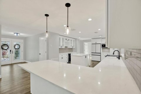 House in Seminole, Florida 4 bedrooms, 196.95 sq.m. № 2396225 - photo 9