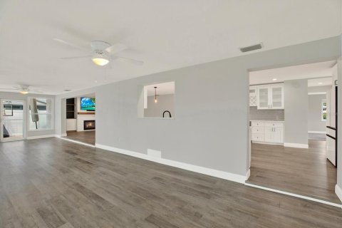 House in Seminole, Florida 4 bedrooms, 196.95 sq.m. № 2396225 - photo 25