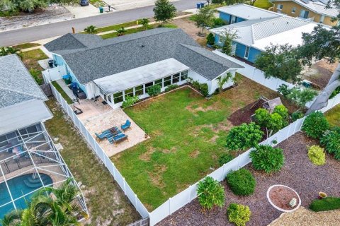 House in Seminole, Florida 4 bedrooms, 196.95 sq.m. № 2396225 - photo 2