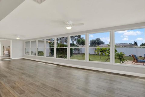 House in Seminole, Florida 4 bedrooms, 196.95 sq.m. № 2396225 - photo 23