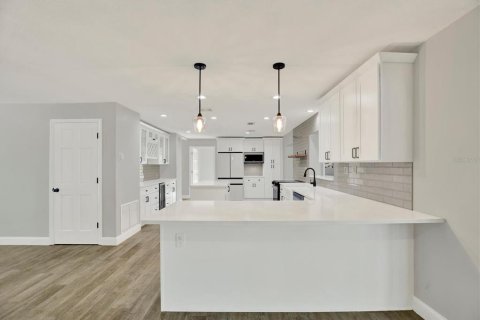 House in Seminole, Florida 4 bedrooms, 196.95 sq.m. № 2396225 - photo 8
