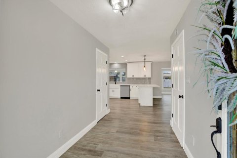 House in Seminole, Florida 4 bedrooms, 196.95 sq.m. № 2396225 - photo 5