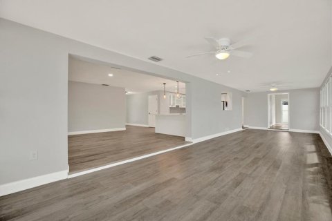 House in Seminole, Florida 4 bedrooms, 196.95 sq.m. № 2396225 - photo 24