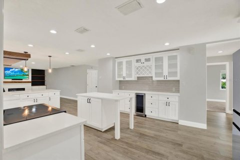 House in Seminole, Florida 4 bedrooms, 196.95 sq.m. № 2396225 - photo 12