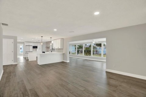 House in Seminole, Florida 4 bedrooms, 196.95 sq.m. № 2396225 - photo 15